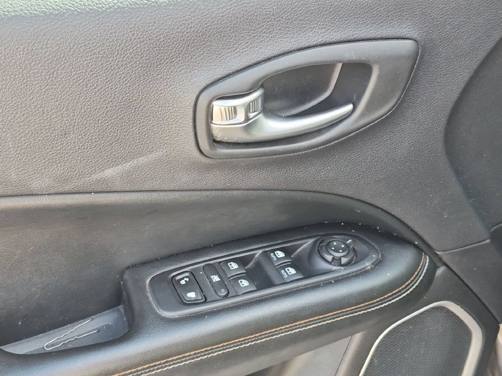 Used 2019 Jeep Compass Latitude w/ Cold Weather Group AWD/4WD image 10