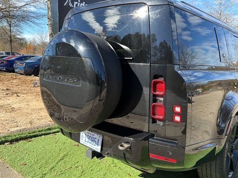 Used 2024 Land Rover Defender 130 X-Dynamic SE image 8