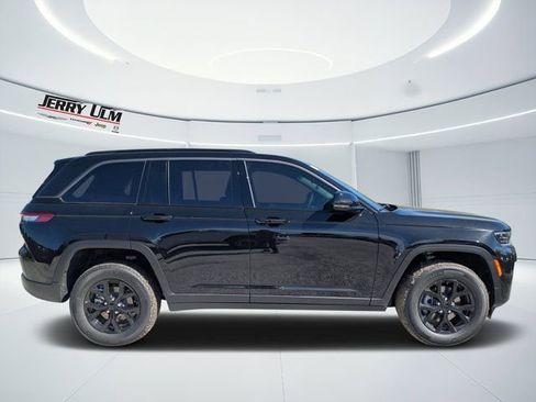 New 2026 Jeep Grand Cherokee Altitude image 2