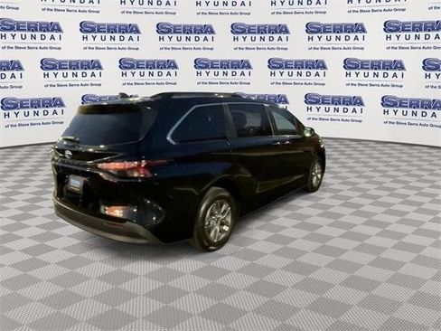 Used 2024 Toyota Sienna XLE image 8