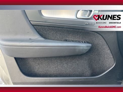 Used 2024 Volvo XC40 B5 Core image 17