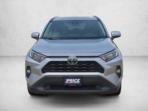 Used 2021 Toyota RAV4 XLE w/ Convenience Package FWD image 2