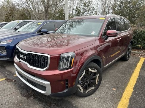 Used 2024 Kia Telluride EX w/ EX Captain's Chair Package image 8