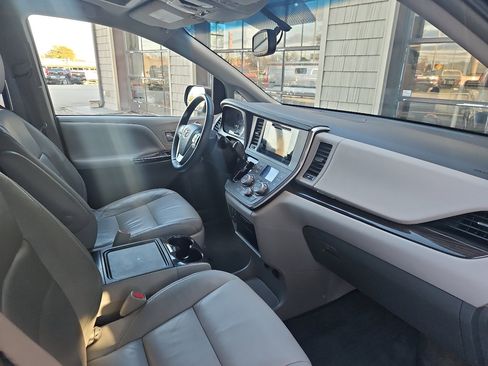 Used 2017 Toyota Sienna XLE Premium image 36