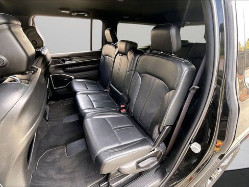 Certified 2024 Jeep Wagoneer Series II w/ Flexible Seating Group image 23