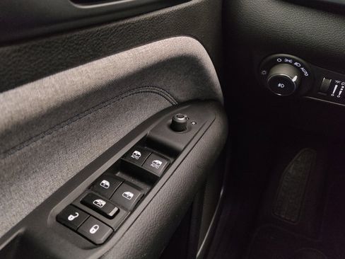 Used 2024 Jeep Compass Latitude image 27