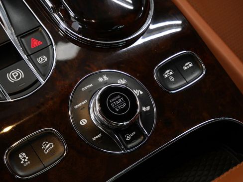 Used 2017 Bentley Bentayga AWD/4WD image 30