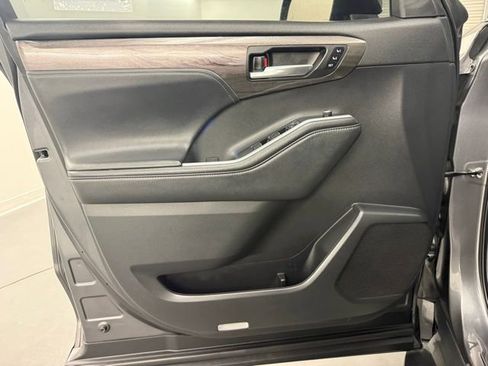 Used 2021 Toyota Highlander Limited image 32