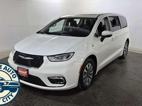 Used 2023 Chrysler Pacifica Touring-L FWD image 3