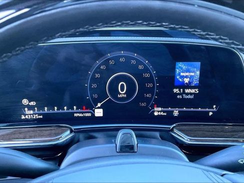 Used 2022 Cadillac Escalade Premium Luxury Platinum image 10