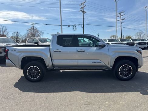 Used 2025 Toyota Tacoma TRD Sport AWD/4WD image 6