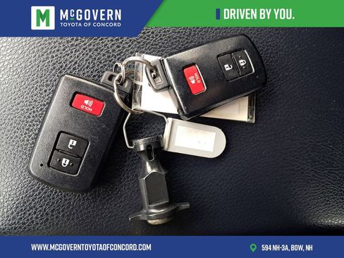 Used 2018 Toyota RAV4 LE AWD/4WD image 27