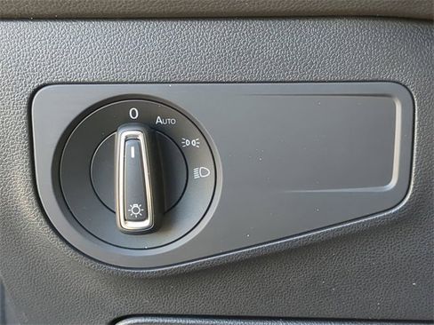 Certified 2020 Volkswagen Tiguan SE image 25