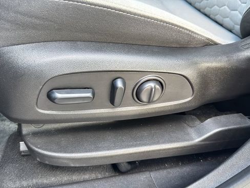 Used 2018 Chevrolet Equinox LT FWD image 10