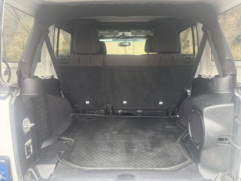 Used 2013 Jeep Wrangler Unlimited Sahara image 31