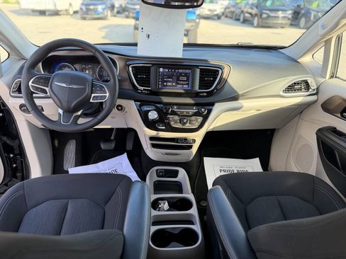 Used 2023 Chrysler Voyager LX image 20