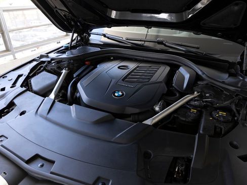 Used 2020 BMW 740i w/ M Sport Package RWD image 34
