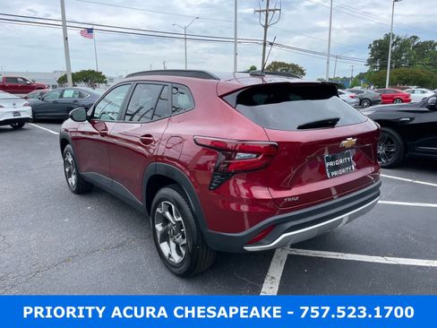 Used 2025 Chevrolet Trax LT FWD image 3