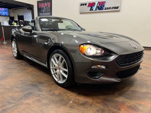 Used 2017 FIAT 124 Spider Classica RWD image 3