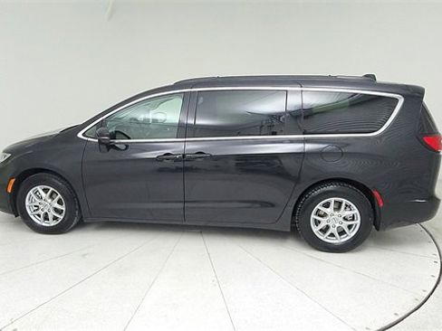 Used 2022 Chrysler Pacifica Touring-L image 8