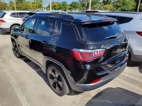 Used 2019 Jeep Compass Latitude FWD image 3