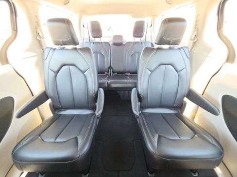 Certified 2023 Chrysler Pacifica Touring-L FWD image 22