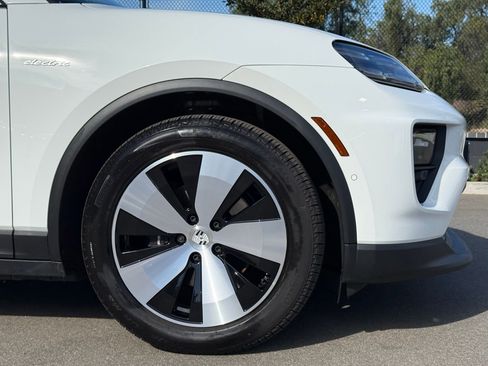 Used 2025 Porsche Macan 4 Electric image 12