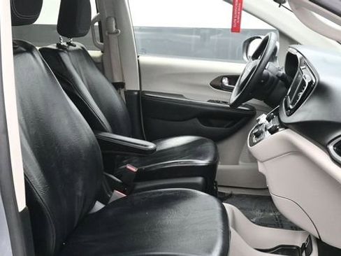 Used 2020 Chrysler Voyager L FWD image 9