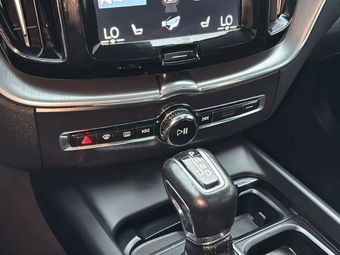Used 2018 Volvo XC60 T5 Momentum w/ Vision Package image 20