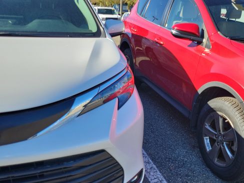 Used 2025 Toyota Sienna XLE image 3