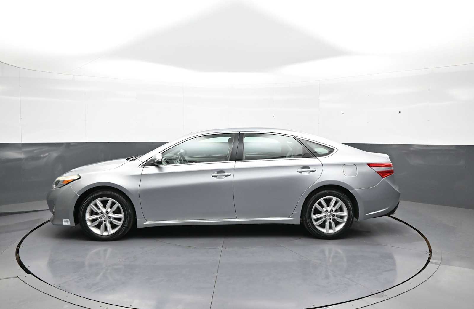Used 2015 Toyota Avalon XLE FWD image 2