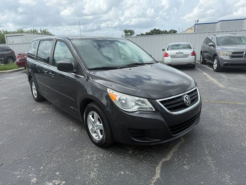 Used 2012 Volkswagen Routan S image 1