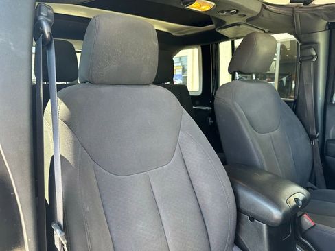 Used 2017 Jeep Wrangler Unlimited Sport w/ Connectivity Group AWD/4WD image 20