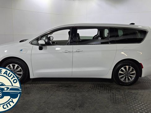 Used 2023 Chrysler Pacifica Touring-L FWD image 4