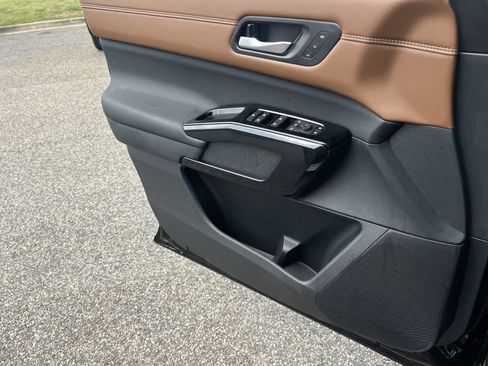 New 2026 Nissan Pathfinder Platinum FWD image 14