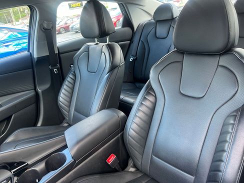 Used 2025 Hyundai Elantra Limited image 23