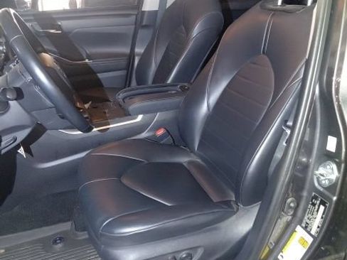 Used 2021 Toyota Highlander XLE AWD/4WD image 5
