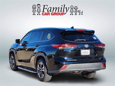 Used 2021 Toyota Highlander XLE image 3