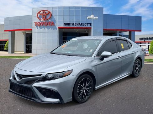 Used 2022 Toyota Camry SE w/ Convenience Package FWD image 5