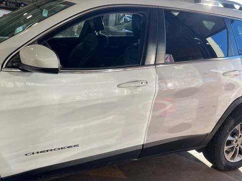 Used 2019 Jeep Cherokee Latitude Plus w/ Cold Weather Group image 2