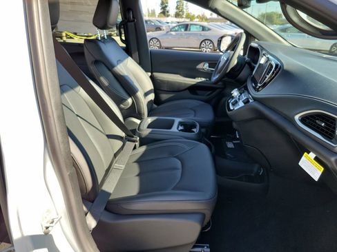 New 2026 Chrysler Pacifica Select FWD image 14