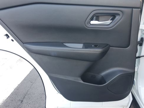 Used 2025 Nissan Rogue SV image 9