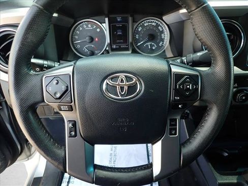 Used 2018 Toyota Tacoma SR5 w/ SR5 Appearance Package (SM) AWD/4WD image 11