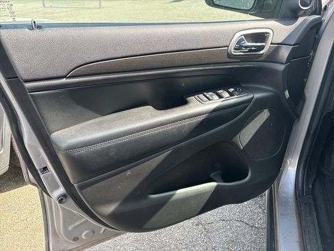 Used 2018 Jeep Grand Cherokee Laredo image 19