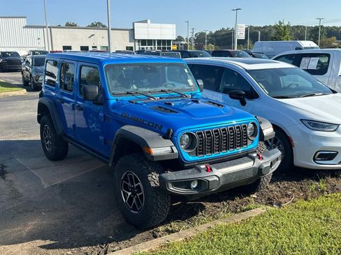 Used 2025 Jeep Wrangler Unlimited Rubicon w/ Convenience Group AWD/4WD image 2
