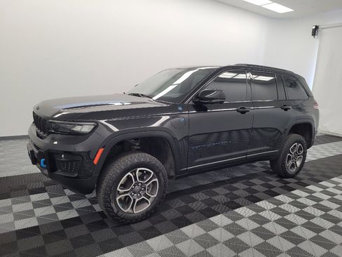 Used 2022 Jeep Grand Cherokee Trailhawk w/ Advanced Protech Group II AWD/4WD image 2