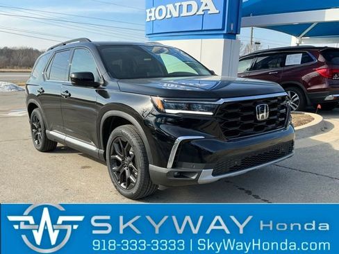 New 2025 Honda Pilot Touring image 1