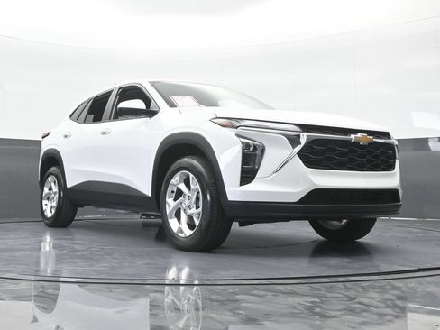 Used 2025 Chevrolet Trax LS w/ LS Convenience Package FWD image 62