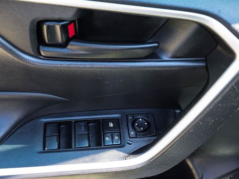 Used 2022 Toyota RAV4 LE w/ Carpet Mat Package (TMS) AWD/4WD image 29