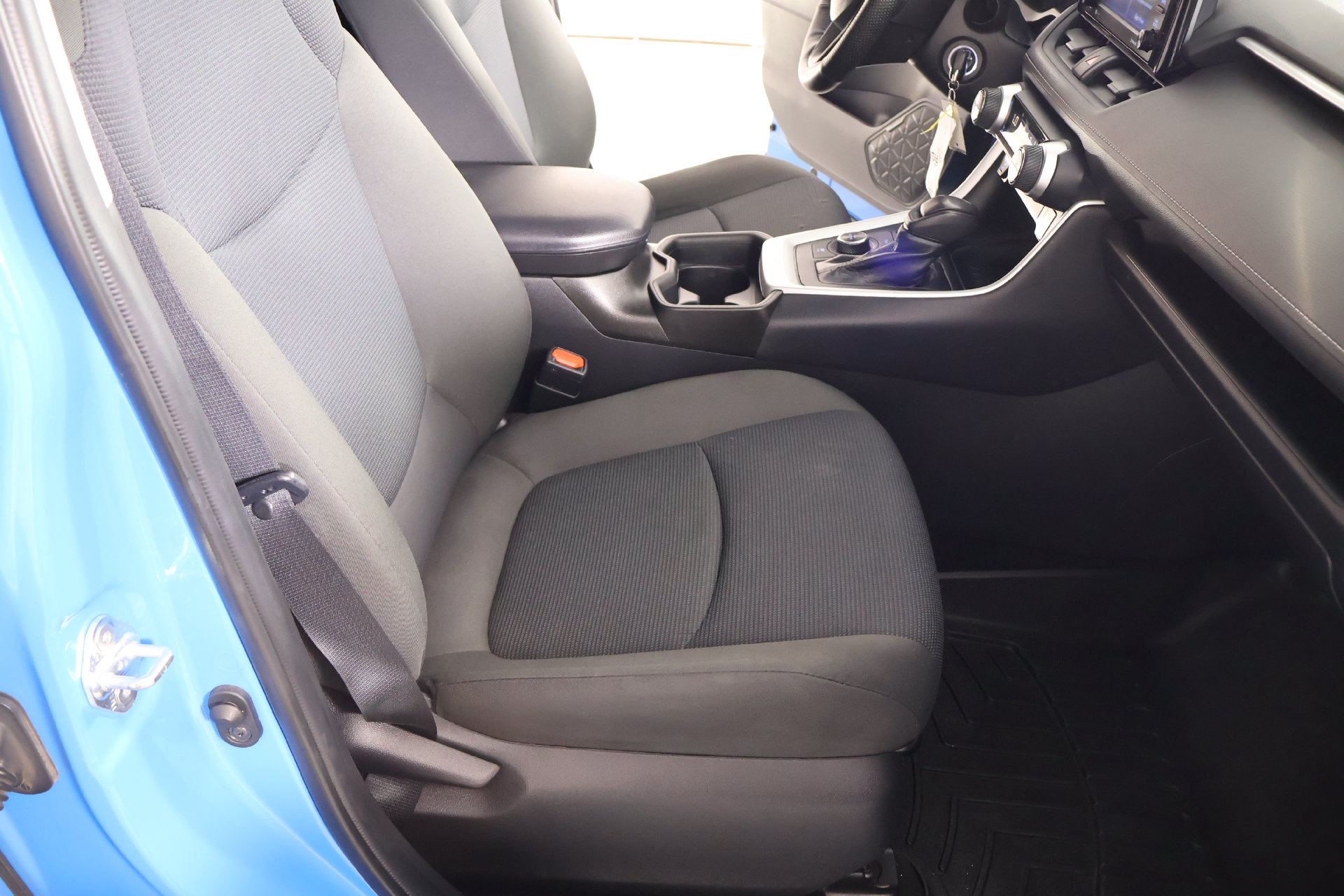 Used 2021 Toyota RAV4 LE AWD/4WD image 12